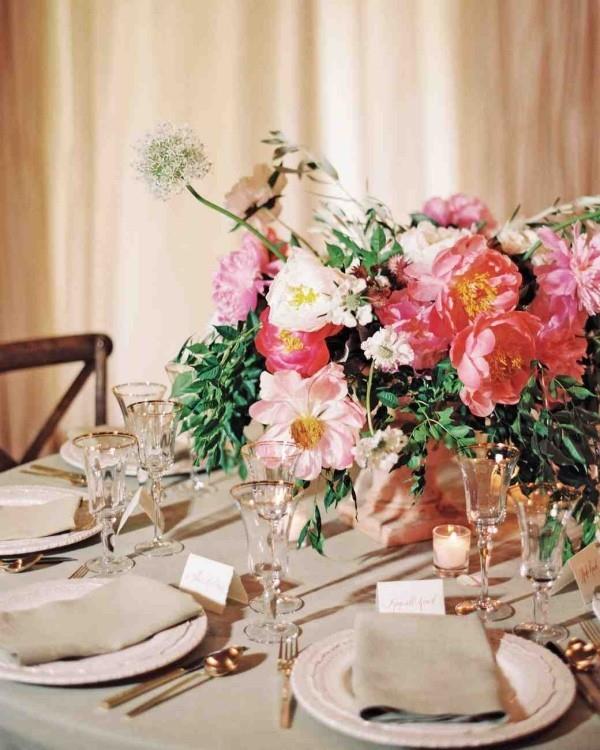 Romanttinen pöytäkoriste, upea kukka -asetelma, herkät värit