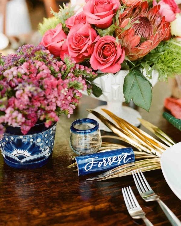 Romanttiset pöytäkoristeet ruusuilla upealla kukka -asetelmalla yhdistävät värit oikein