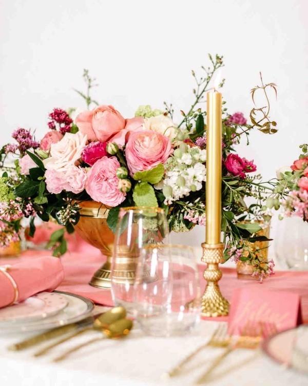 Romanttinen pöytäkoriste ruusuilla ihana kukka -asetelma kultaiset hohtavat kynttilät