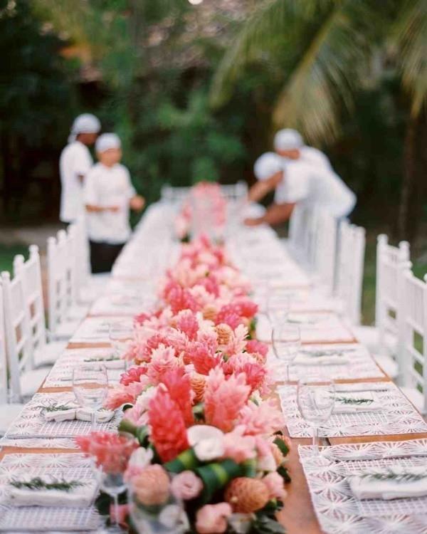 Romanttinen pöydän koristelu ruusuilla ihana kukka -asetelma puolueen ulkopuolella