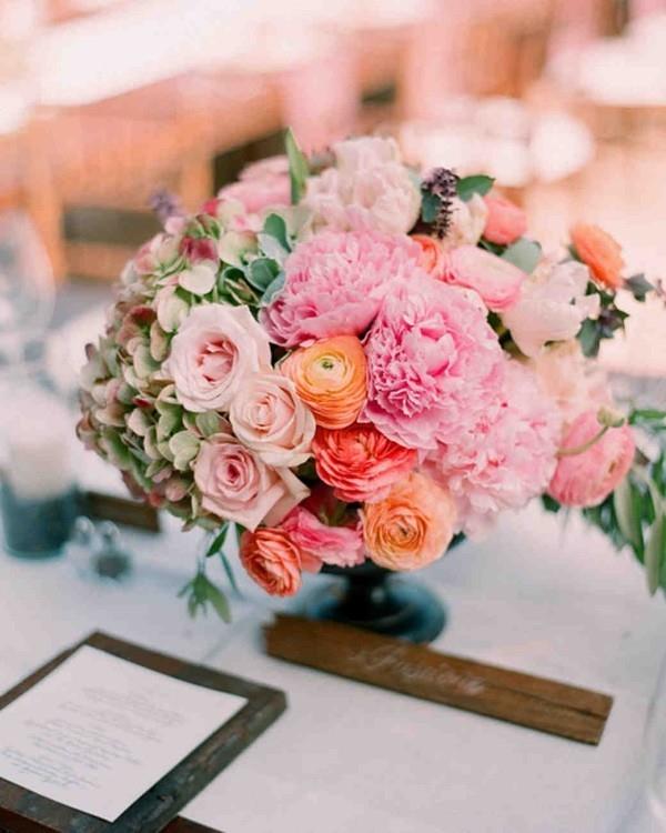 Romanttinen pöytäkoriste ruusuilla, upea kukka -asetelma WOW -efekti