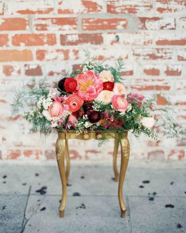 Romanttinen pöytäkoriste ruusuilla, upea kukka -asetelma, pieni pöytä ulkona