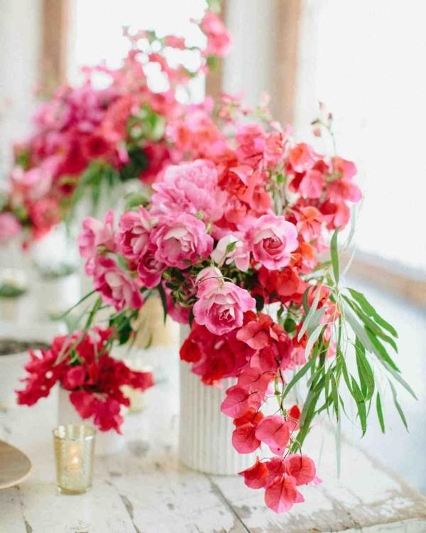 Romanttinen pöytäkoriste ruusuilla ihana kukka -asetelma punaisia ​​kukkia