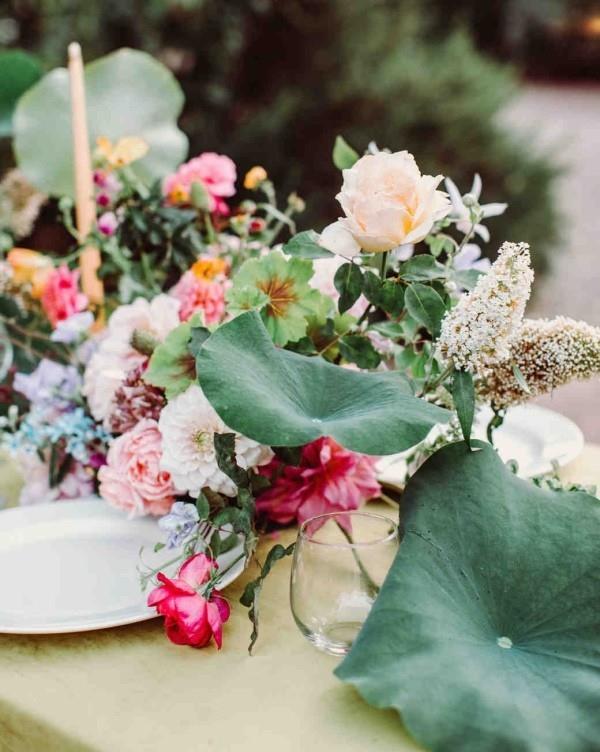 Romanttinen pöytäkoriste ruusuilla, upea kukka -asetelma, herkät värit