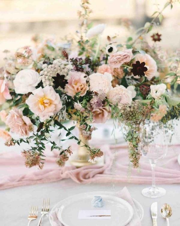 Romanttinen pöytäkoriste herkillä vaaleanpunaisilla ruusuilla, upea kukka -asetelma