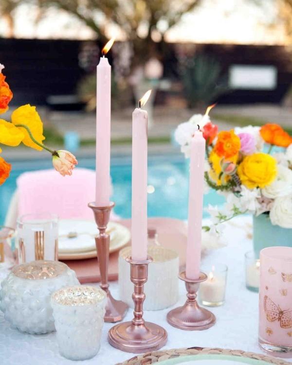 Romanttinen pöytäkoriste vaaleanpunaiset kynttilät valot kaunis kukka -asetelma