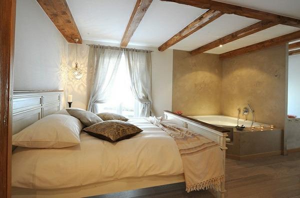 Romanttinen design -kylpyamme makuuhuoneessa