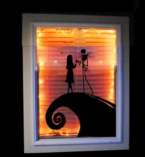 Romanttinen siluetti, joka vastaa Halloween -ikkunakoristeita