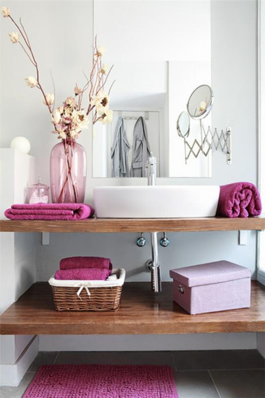 kylpyhuone vaaleanpunaiset kylpypyyhkeet vaaleanpunainen seinä design lasiastiat