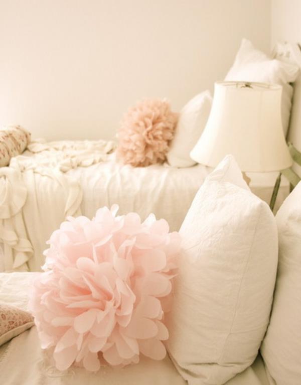 maalaismainen makuuhuone vaaleanpunainen väri sängyt tyynyt