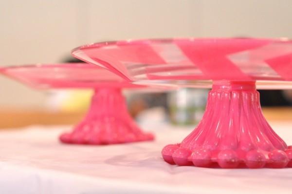 Vaaleanpunainen lasi cupcake -jalusta