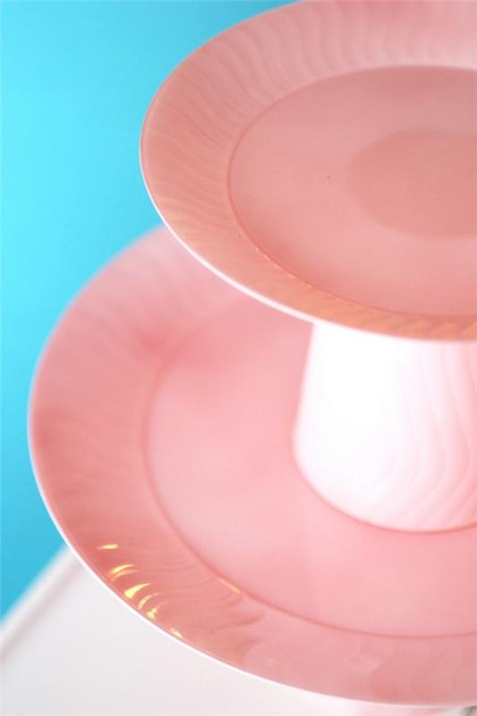 Vaaleanpunainen levy cupcake jalusta
