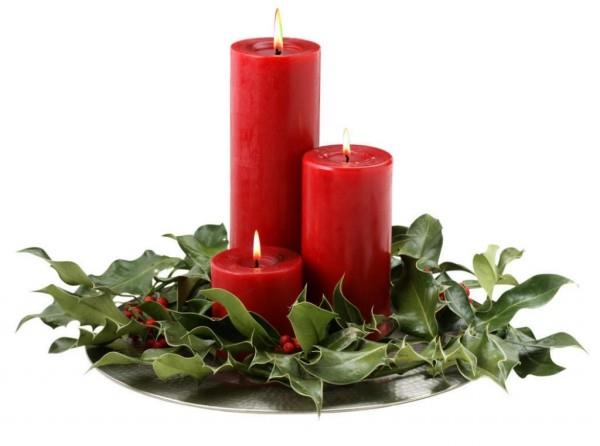 Punaiset kynttilät - kynttilät koristavat joulukoristeita