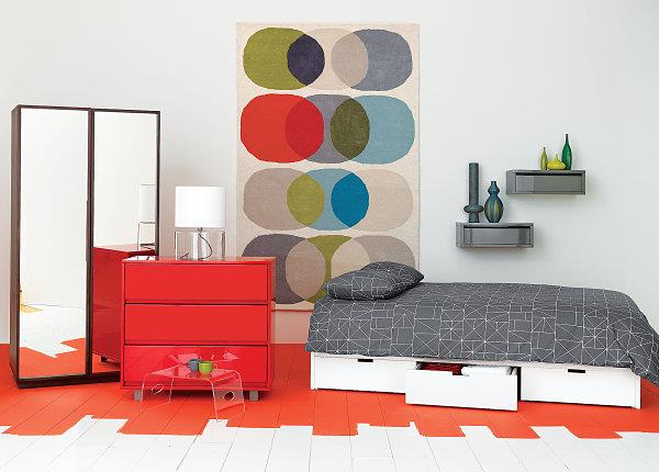 Punaiset huonekalut Muotoilee puuta geometrisia hahmoja vuodevaatteet nuorisohuone
