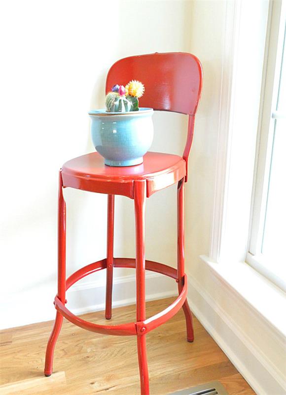 Punaiset huonekalut suunnittelevat klassisen tuolin korkean jakkaratangon selkänojan