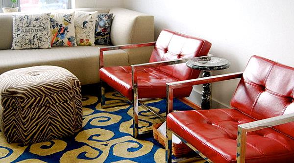 Punaiset huonekalusuunnittelumahdollisuudet ideoita nahkainen nojatuolin metallirunko pöydän vieressä