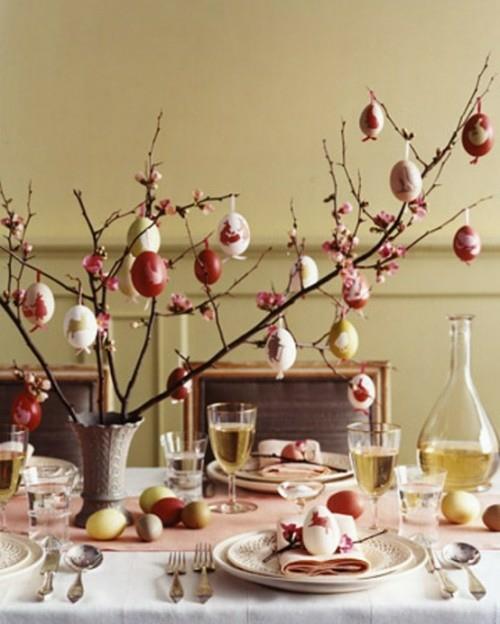 Punaiset pääsiäismunat maalaavat puun oksat pöydän koristeluun