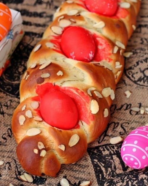 Punaiset pääsiäismunat leivonnaiset leipä pääsiäinen kreikkalainen
