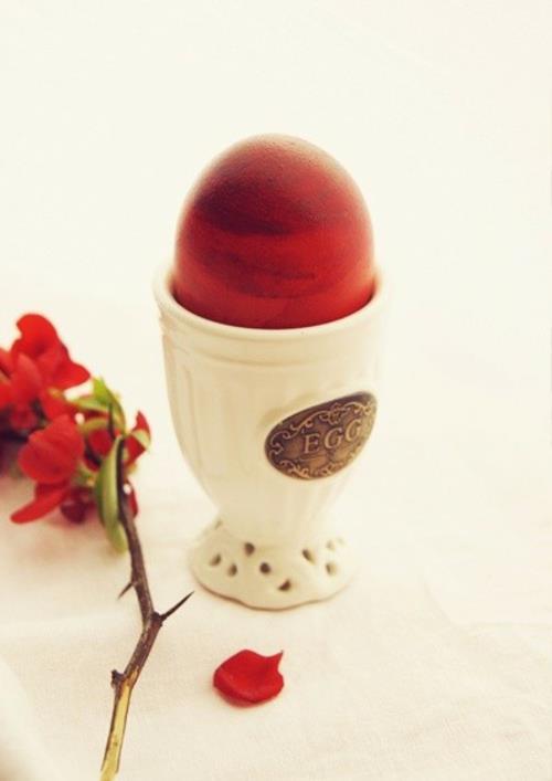 Punaiset pääsiäismunat maalaus puinen munakeraaminen munanpidike
