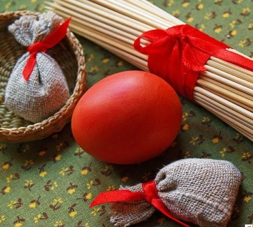 Maalaa punaiset pääsiäismunat alkuperäisellä ja juhlallisella tavalla