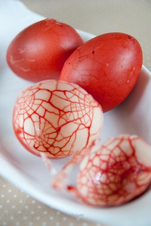 Alunperin koristeltu punaiset pääsiäismunat