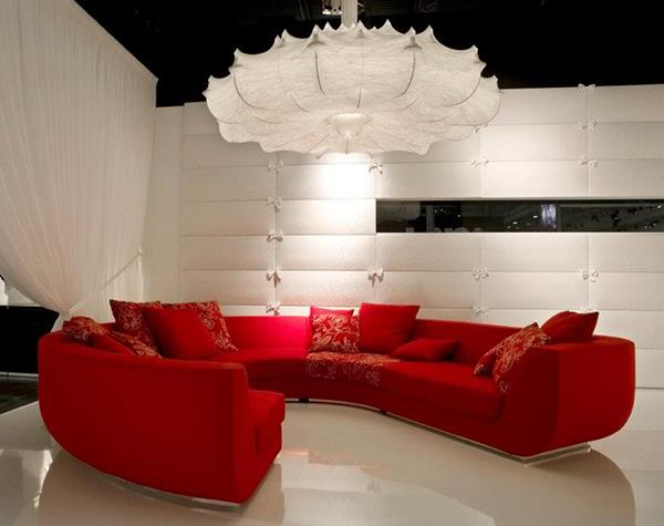 Punaiset sohvat olohuone Marcel Wanders kulmasohvalamppu