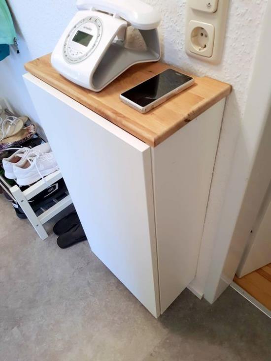 Reitittimet piiloutuvat sisäänkäynnin vieressä olevaan kaappiin, jossa matkapuhelin ja puhelin ovat