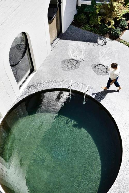 Pyöreät puutarha -altaat ympäri betonia rakennettu uima -allas ympäri