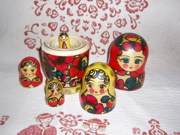 Venäläiset nuket Venäläiset matryoshka -perheen naiset sietivät