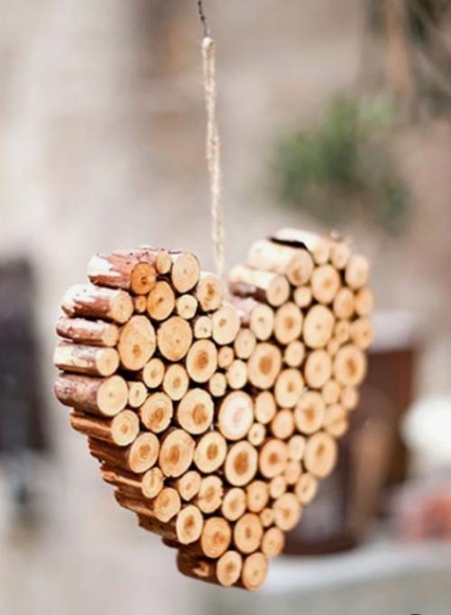 Maalaismainen joulukoristeinen puinen sydän ilmaisee rakkautta