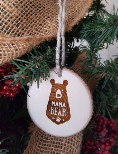 Tee maalaismaisia ​​joulukoristeita Mama Bear hurmaa puusta joulukuusta