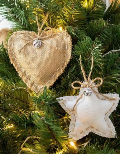 Maalaismainen joulukoristeiden tähden sydän, joka on valmistettu hampun vanhoista kangasjätteistä joulukuusi