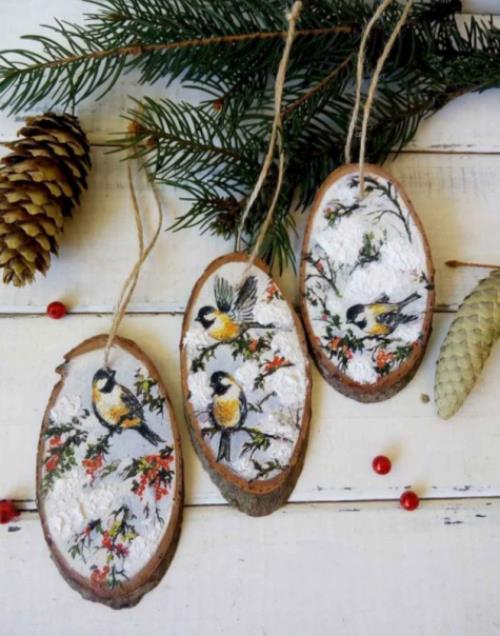 Maalaismainen joulukoriste: bamalttipuiset kiekot, joissa on värikkäitä lintuja