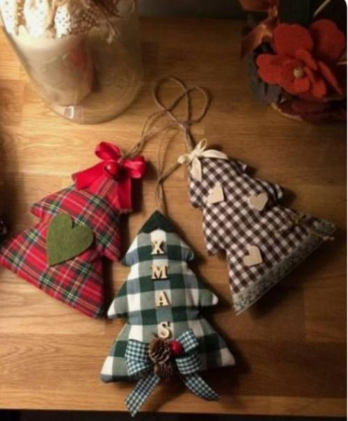 Maalaismainen joulukoriste Ompele pienet pussit kangaspalasista ja täytä kuivattuilla yrteillä