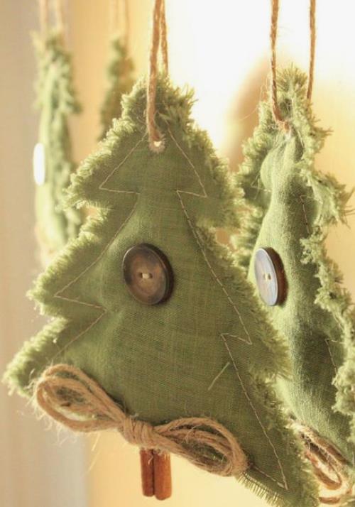 Maalaismainen joulukoriste ompelee pienet kuuset itse vaaleanvihreästä kankaasta
