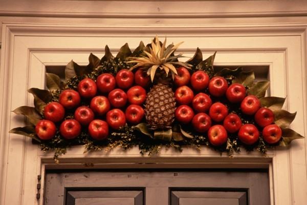 Maalaismainen joulukoriste omenoineen etuovelle