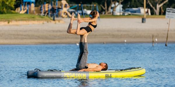 SUP-joogavihjeitä Paddleboard Acro Yoga -harjoitusharjoitus seisoo melonnassa
