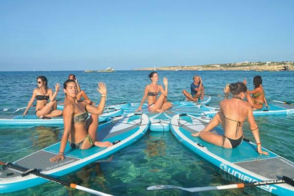 SUP-joogavihjeitä Paddleboard Yoga -harjoittelu seisoo melonta