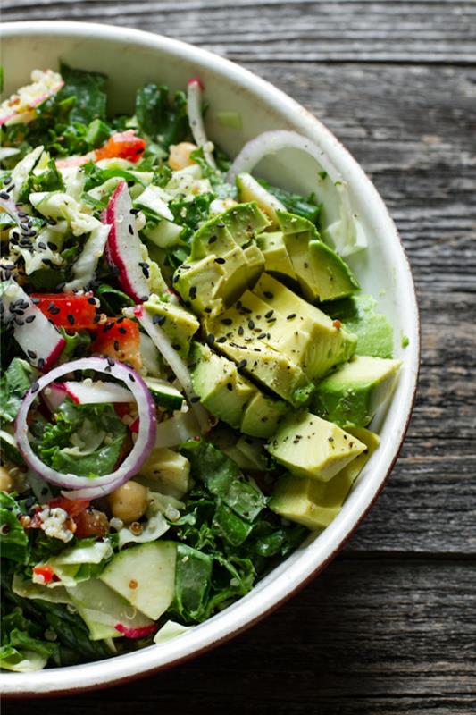 Salaattiideoita terveelliseen syömiseen syövä vihreä salaatti avokado