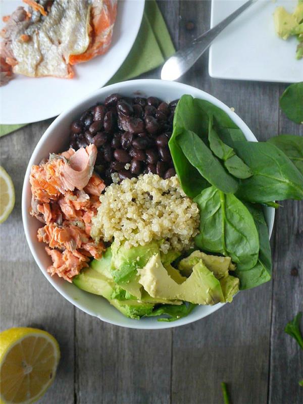 Salaattiideoita Terveellinen syömisalaatti avokado -lohen ja quinoan kanssa