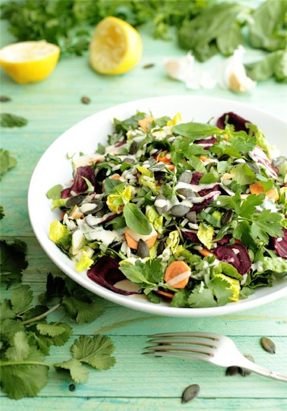 Salaattiideoita terveellisestä syömisestä tuoreesta salaatista yksinkertaisia ​​reseptejä