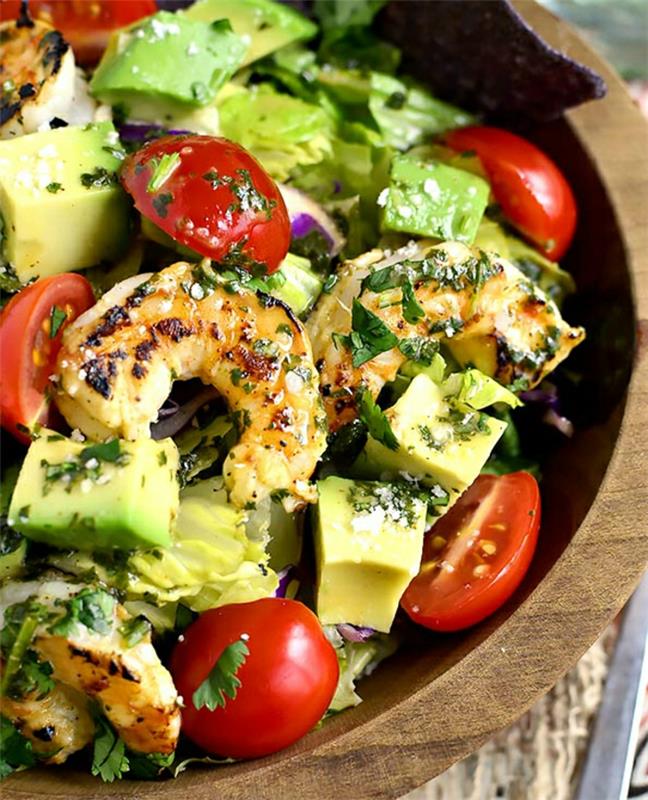 Salaatti -ideoita terveellistä syömistä tuoretta salaattia merenelävien katkarapujen kanssa