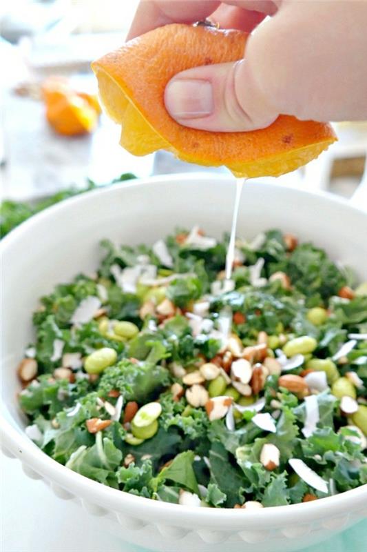 Salaattiideoita terveelliseen syömiseen vihreää salaattia siemenillä ja appelsiinimehulla
