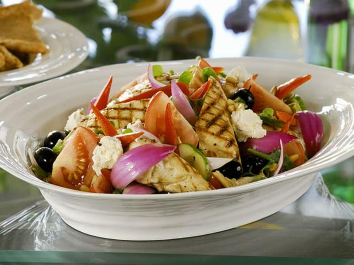 Salaattiideoita terveellisestä syömisestä kreikkalaiselle salaatille