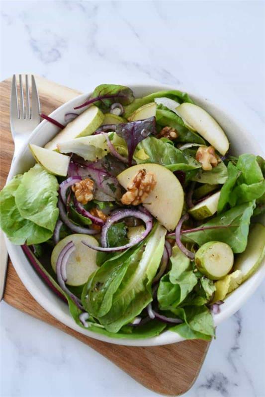 Punaisten lehtien, päärynöiden ja pähkinöiden salaatti Pääsiäisbrunssin reseptiideoita
