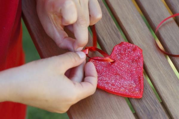Suola taikina tehdä sydämet seppele käsityö ystävänpäivän suola taikina ideoita
