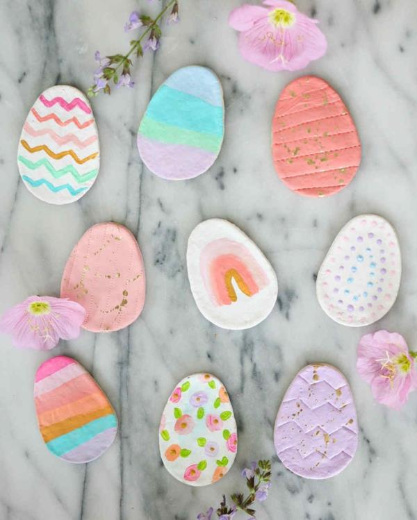 Suola taikina tehdä värikkäitä pääsiäismunia suola taikina ideoita