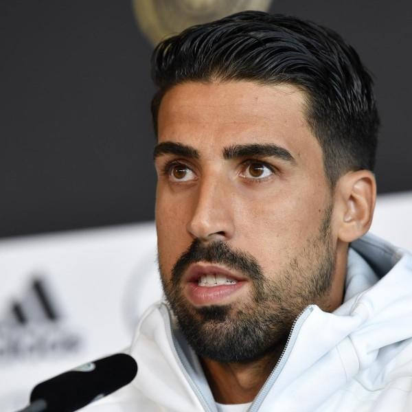 Sami Khedira puhuu mikrofonin ääressä