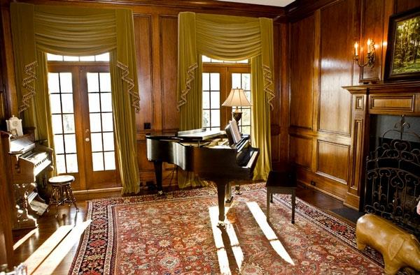 Samettiverhot peittävät matot ikkunat piano