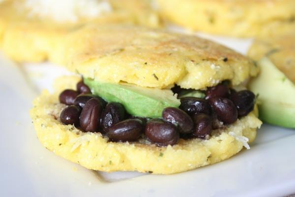 Voileipäreseptit Kolumbia Meisbrot, jossa on avokado- ja papuvoileipiä